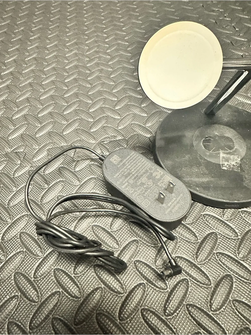belkin Black and White Magnetic Charging Stand